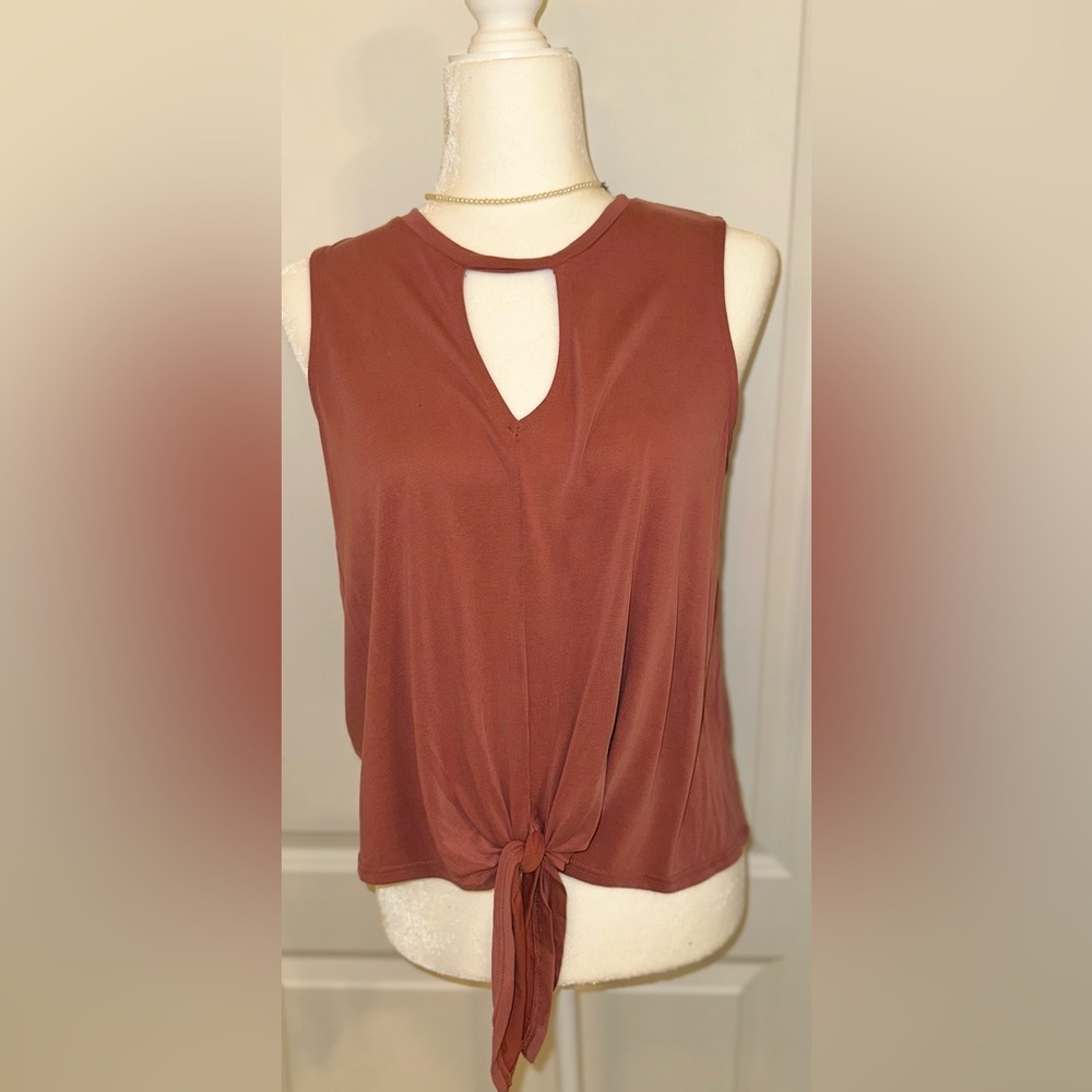 Front tie knot top in mauve pink